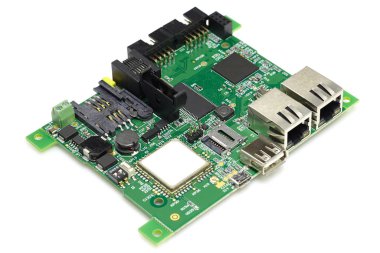 Beyaz arka plan üzerinde izole yongaları ve diğer bileşenler ile elektronik baskılı yeşil devre kartı