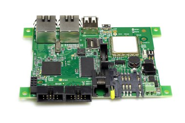 Beyaz arka plan üzerinde izole yongaları ve diğer bileşenler ile elektronik baskılı yeşil devre kartı