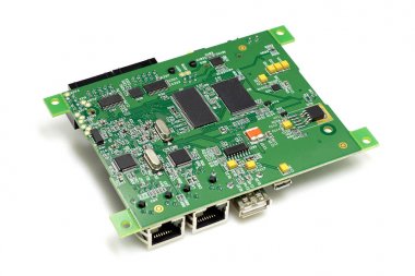 Yongaları ve diğer bileşenleri ile elektronik baskılı devre kartı, yeşil renk, arka tarafı, açılı görünüm, beyaz arka plan üzerinde izole