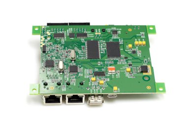 Yongaları ve diğer bileşenleri ile elektronik baskılı devre kartı, yeşil renk, arka tarafı, beyaz arka plan üzerinde izole