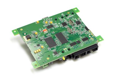 Yongaları ve diğer bileşenleri ile elektronik baskılı devre kartı, yeşil renk, arka tarafı, açılı görünüm, beyaz arka plan üzerinde izole