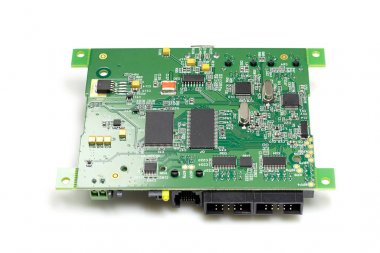 Yongaları ve diğer bileşenleri ile elektronik baskılı devre kartı, yeşil renk, arka tarafı, beyaz arka plan üzerinde izole