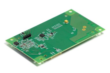 Elektronik baskılı devre kartı yongaları ve diğer bileşenleri ile, arka tarafı, açılı görünümü, beyaz izole