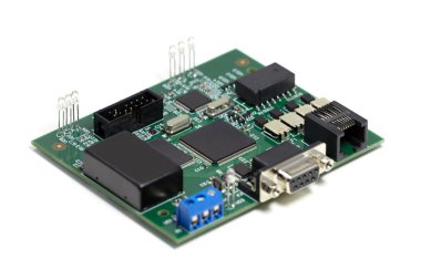 Yongaları ve diğer bileşenleri ile elektronik baskılı devre kartı, yeşil renk, ön tarafı, açılı görünüm, beyaz arka plan üzerinde izole