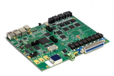 Yongaları ve diğer bileşenleri ile elektronik baskılı devre kartı, yeşil renk, ön tarafı, açılı görünüm, beyaz arka plan üzerinde izole