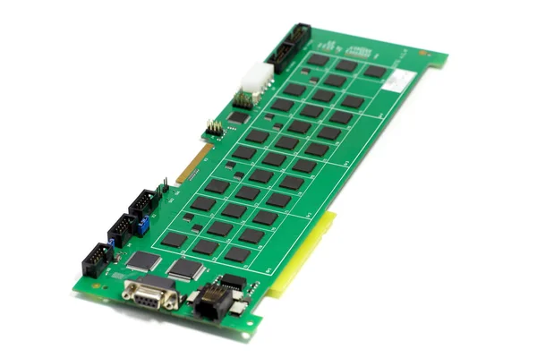 チップやその他のコンポーネントを備えた電子プリント回路基板、緑色、前面、斜めのビュー、白い背景に絶縁 — ストック写真