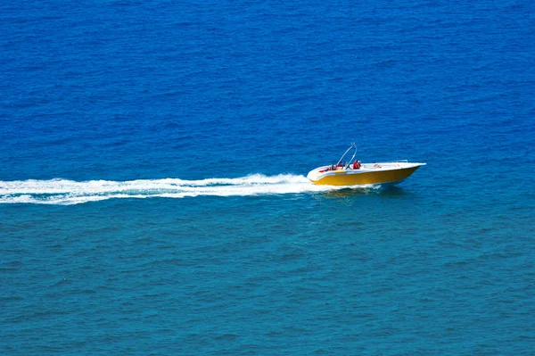 Aerial view of a parasailing boat on the sea — Stock Photo, Image