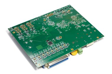 Mikroçip ve birçok elektrik bileşenine sahip elektronik baskılı devre kartı