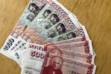 İzlanda parası. İzlanda'nın parası. Ahşap masa üzerinde birkaç İzlanda kronu faturaları. İzlanda Kronu İzlanda 'nın ulusal para birimidir (kronur)