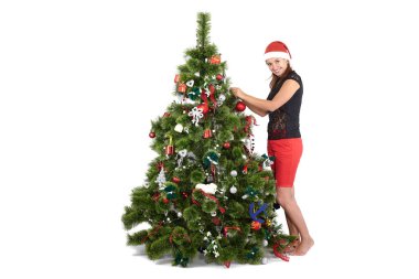 Santa Cap dekorasyon Noel ağacı güzel gülümseyen kadın, beyaz arka planda