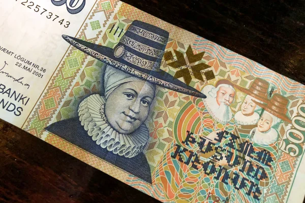 IJslandse contanten. Geld van IJsland. 5000 IJslandse kroon Bill op houten tafel. IJslandse kroon is de nationale munteenheid van IJsland (Kronur) — Stockfoto