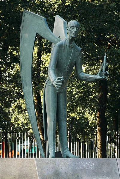 俄罗斯莫斯科 - 2008年7月24日：儿童是成人恶习的受害者，这是一组由俄罗斯艺术家米哈伊尔·切米亚金创作的青铜雕塑。雕塑"毒瘾"" — 图库照片