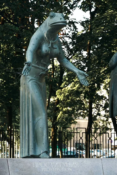 Moskau, russland - 24. juli 2008: kinder sind die opfer erwachsener laster ist eine gruppe von bronzeskulpturen des russischen künstlers mihail chemiakin. die Skulptur "Prostitution" — Stockfoto