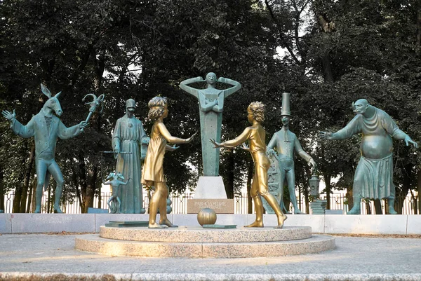 Moscow, Russia - July 24, 2008: Children Are the Victims of Adult Vices is a group of bronze sculptures created by Russian artist Mihail Chemiakin. The sculptures are located in a park in Bolotnaya Square, south of the Moscow Kremlin — Stock Photo, Image