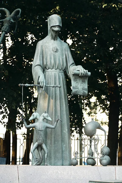 Moskau, russland - 24. juli 2008: kinder sind die opfer erwachsener laster ist eine gruppe von bronzeskulpturen des russischen künstlers mihail chemiakin. die Skulptur "verantwortungslose Wissenschaft" — Stockfoto