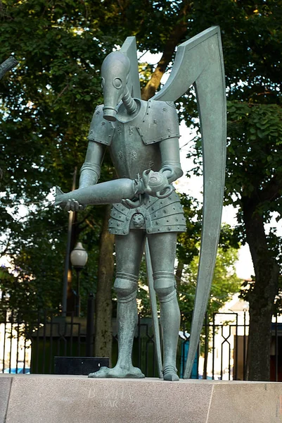 Moscou, Rússia - 24 de julho de 2008: Children Are the Victims of Adult Vices é um grupo de esculturas de bronze criadas pelo artista russo Mihail Chemiakin. A escultura "Guerra " — Fotografia de Stock