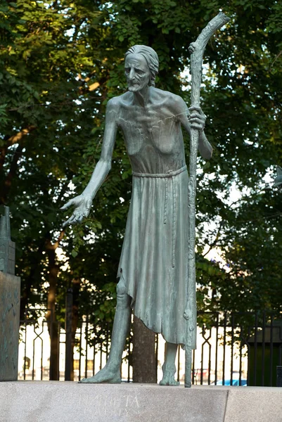 Moscú, Rusia - 24 de julio de 2008: Children Are the Victims of Adult Vices es un grupo de esculturas de bronce creadas por el artista ruso Mihail Chemiakin. La escultura "Pobreza " — Foto de Stock