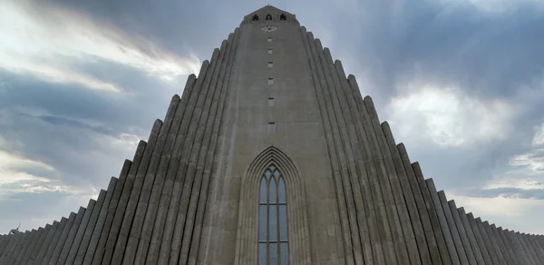 アイスランドのレイキャヴィク 2018年7月2日 ハルグリムスカルカ教会 コンクリートのファサードを持つ大聖堂の建物 — ストック写真