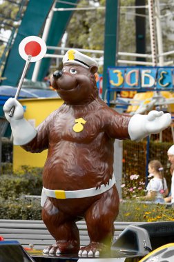 SOCHI, RUSSIA - 22 AĞUSTOS 2005: Polis üniformalı büyük kahverengi oyuncak ayı, sochi şehrinin merkezindeki eğlence parkında duruyor.