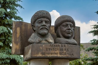 YAROPOLEts VILLAGE, VOLOKOLAMSK DISTRICT, RUSSIA - 24 Haziran 2006: Rusya 'nın Volokolamsk ilçesindeki Yaropolets köyünde Vladimir Lenin ve Nadezhda Krupskaya heykel grubu