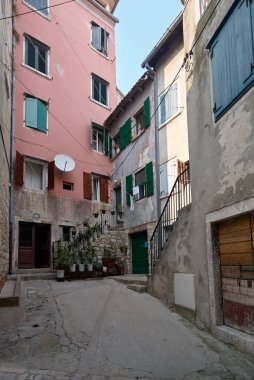 ROVINJ, CROATIA - 30 AUG 2007: Eski Rovinj kasabasının içi, sokak perspektifi, Istria, Hırvatistan