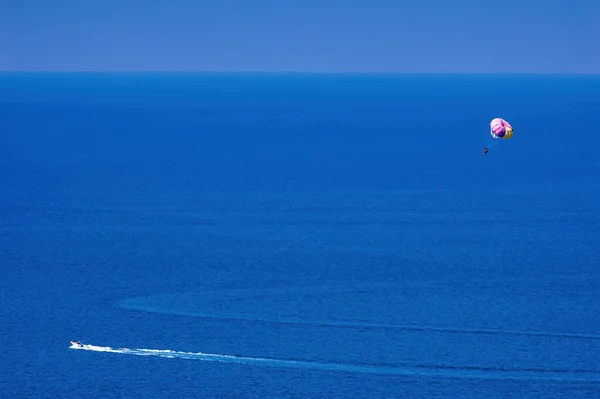 Parasailing Diversión Agua Volar Paracaídas Detrás Barco Unas Vacaciones Verano — Foto de Stock