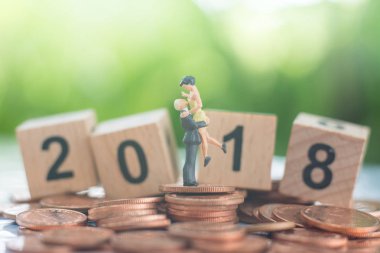 Adam almak kadın sevgi ve mutluluk sikke ve ahşap numarasını 2018 birlikte, ekip çalışması, ortaklık ve başarı kavramı büyüyen olarak arka plan kullanarak yığını üzerinde.