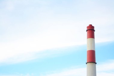 Beyaz ve kırmızı beton boru baca gaz yığını santral mavi gökyüzü arka plan santral endüstriyel arka plan kavramı kullanma..