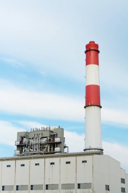Beyaz ve kırmızı beton boru baca gaz yığını santral mavi gökyüzü arka plan santral endüstriyel arka plan kavramı kullanma..