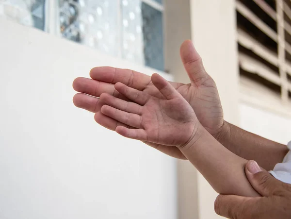 Niños Mano Sobre Mano Adulta Para Ayudar —  Fotos de Stock