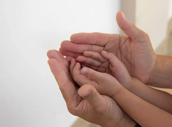Schutzhand Für Unterstützende Kinderhand — Stockfoto