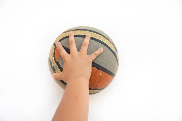 子供たちの手で地面に古いバスケット ボール — ストック写真