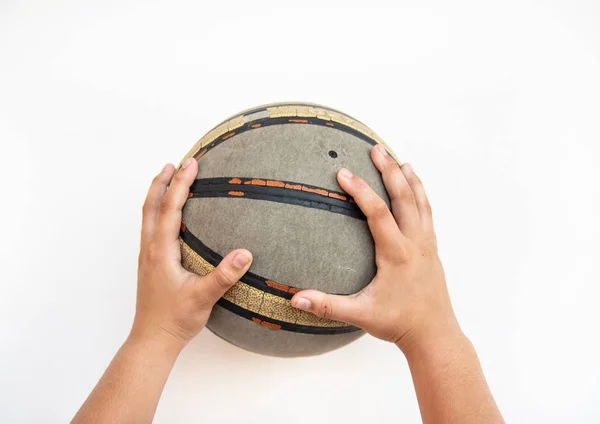 Staré Basketbal Zem Rukou Dětí — Stock fotografie