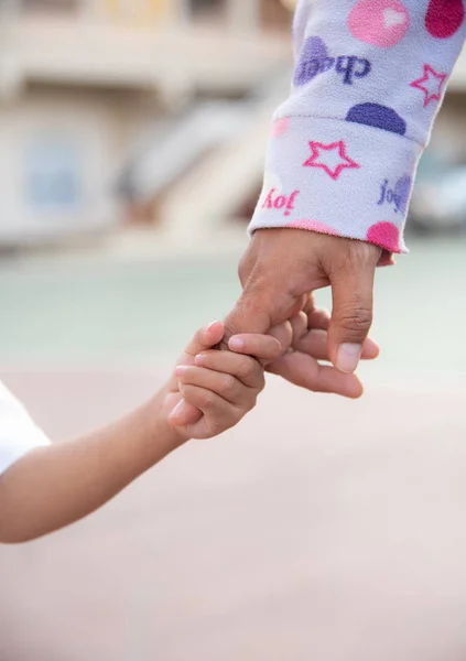 Schutzhand Für Unterstützende Kinderhand — Stockfoto