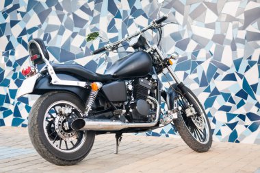 Şehir manzara insanlar olmadan krom elemanları ile Cool Siyah Bisiklet