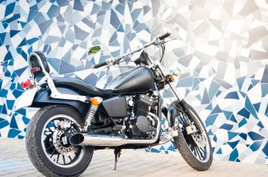 Şehir manzara insanlar olmadan krom elemanları ile Cool Siyah Bisiklet