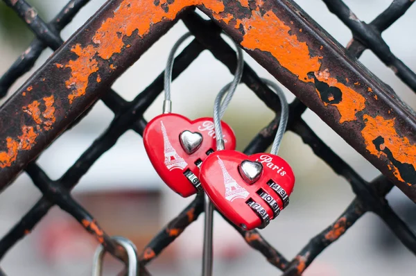 París Francia 2018 Montmartre Old Rusty Fence Con Candados Rojos Fotos de stock