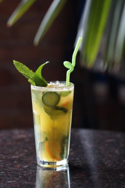 Taze içki whith meyve ve nane