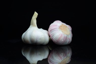 siyah arka plan üzerine sarımsak