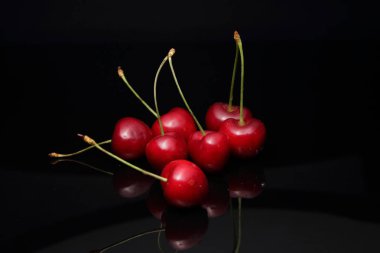 Siyah arka plan üzerine tatlı kiraz