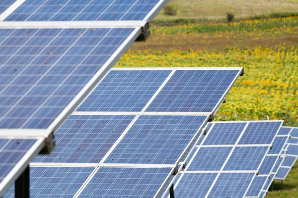 Sonnenkollektoren Mit Dem Sonnigen Himmel Blaue Solarzellen Hintergrund Von Photovoltaik — Stockfoto