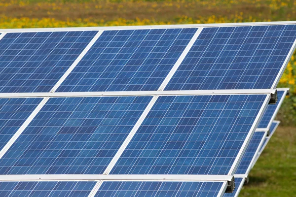 Sonnenkollektoren Mit Dem Sonnigen Himmel Blaue Solarzellen Hintergrund Von Photovoltaik — Stockfoto