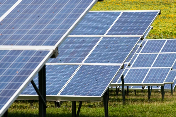 Sonnenkollektoren Mit Dem Sonnigen Himmel Blaue Solarzellen Hintergrund Von Photovoltaik — Stockfoto