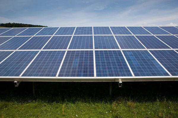 Sonnenkollektoren Mit Dem Sonnigen Himmel Blaue Solarzellen Hintergrund Von Photovoltaik — Stockfoto