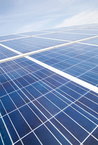 Sonnenkollektoren Mit Dem Sonnigen Himmel Blaue Solarzellen Hintergrund Von Photovoltaik — Stockfoto
