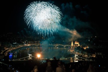20 Ağustos 'ta Budapeşte Parlamentosu, Tuna ve St. Stephens' teki zincir köprüsü ya da Macaristan 'ın vakıf günü üzerine havai fişek gösterisi