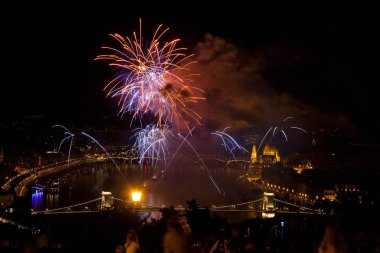 20 Ağustos 'ta Budapeşte Parlamentosu, Tuna ve St. Stephens' teki zincir köprüsü ya da Macaristan 'ın vakıf günü üzerine havai fişek gösterisi