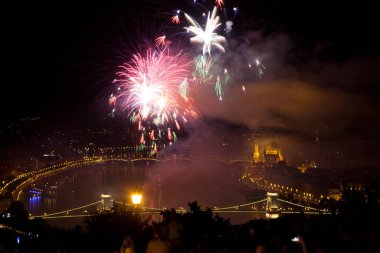 20 Ağustos 'ta Budapeşte Parlamentosu, Tuna ve St. Stephens' teki zincir köprüsü ya da Macaristan 'ın vakıf günü üzerine havai fişek gösterisi