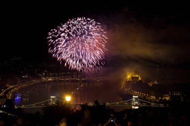 20 Ağustos 'ta Budapeşte Parlamentosu, Tuna ve St. Stephens' teki zincir köprüsü ya da Macaristan 'ın vakıf günü üzerine havai fişek gösterisi