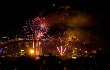 20 Ağustos 'ta Budapeşte Parlamentosu, Tuna ve St. Stephens' teki zincir köprüsü ya da Macaristan 'ın vakıf günü üzerine havai fişek gösterisi